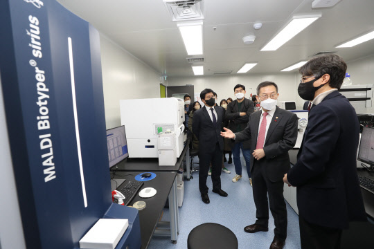 이종호(오른쪽 두번째) 과기정통부 장관이 7일 경기 성남시 코리아바이오파크를 방문해 고광표 고바이오랩 대표로부터 연구시설에 대한 설명을 듣고 있다.  과기정통부 제공